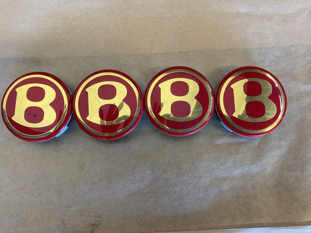 BADGE D'ENJOLIVEUR ROUGE 