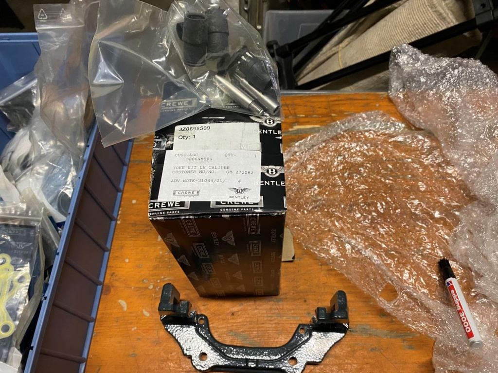 Étriers Gauche (avant, freins en fer), 