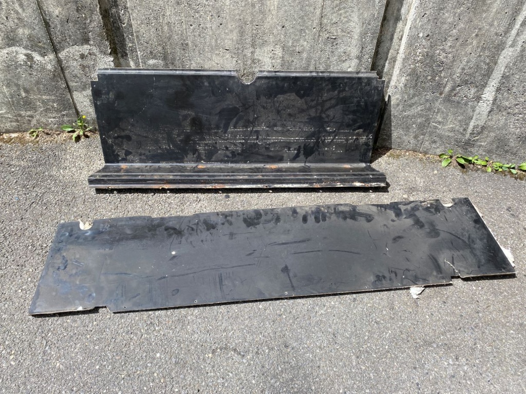 Panneau bouclier avec isolation bagages et de l'habitacle 