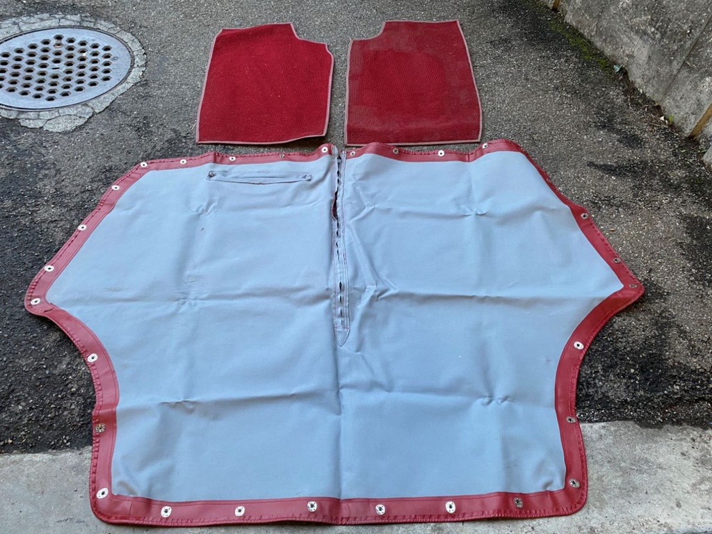  Couvre tonneau vinyle bordeaux + 2 tapis Av