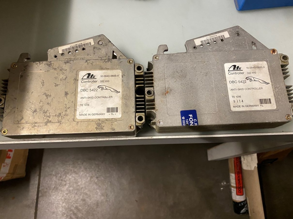 2x UNITÉ DE COMMANDE/MODULE ABS