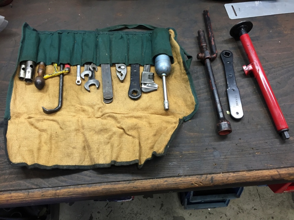  Trousse à outil + cric d'origine