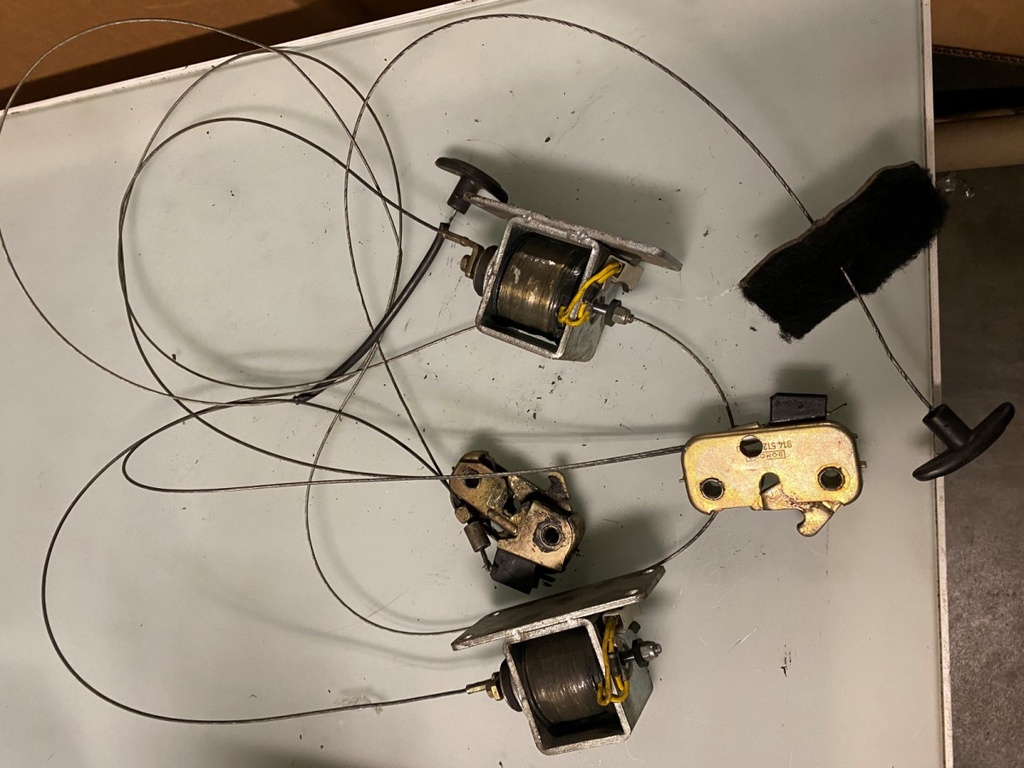  2X Mécanismes de verrouillage capot Arr ( Mot & coffre )