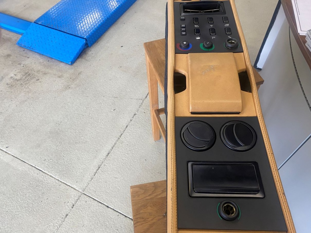 Plaque avant supérieure LHD +Assiette + 2x Cendriers