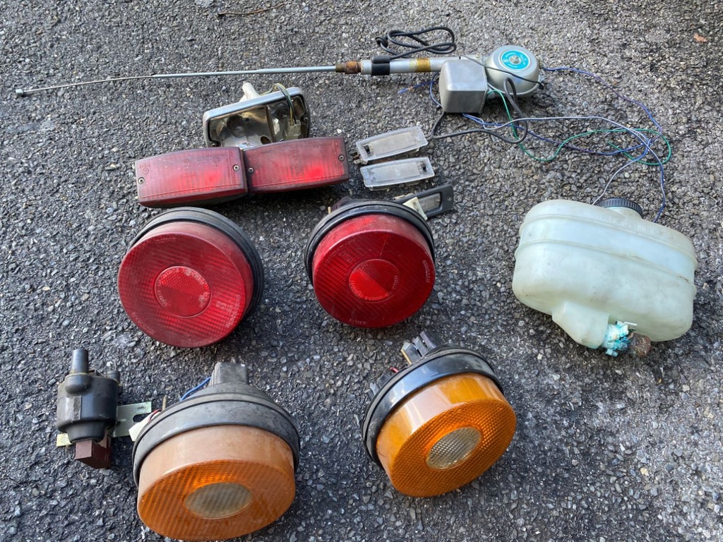  Lot de pieces d'occasion 60710200 Bouteille de lave-glace 60170206 2x Indicateur arrière et feu de recul 2x 60669800 Feu stop 60871800 Antenne électrique 115013 Bobine de transistor