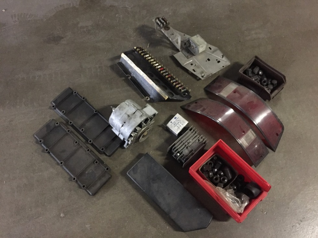 Divers pièces carrosserie et moteur