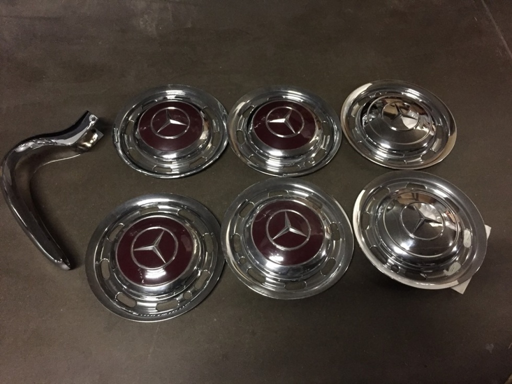 Ponton, enjoliveurs neufs chromés + angle de pare-chocs