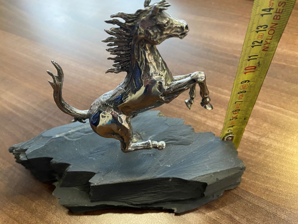  Cheval cabré patiné argent, socle pierre taillée