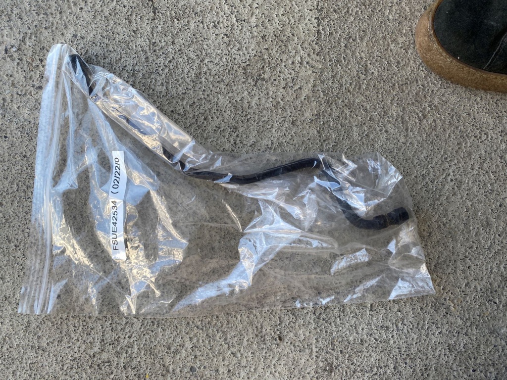  Le plus court des deux tuyaux d'étranglement fourni avec la gaine de protection qui l'entoure