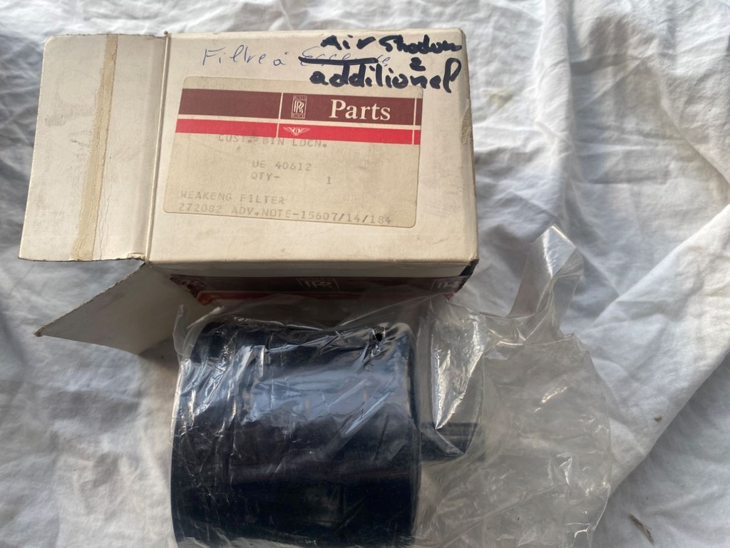  Filtre affaiblisseur de la série 2 qui se trouve sur l'aile intérieure gauche dans le compartiment moteur 