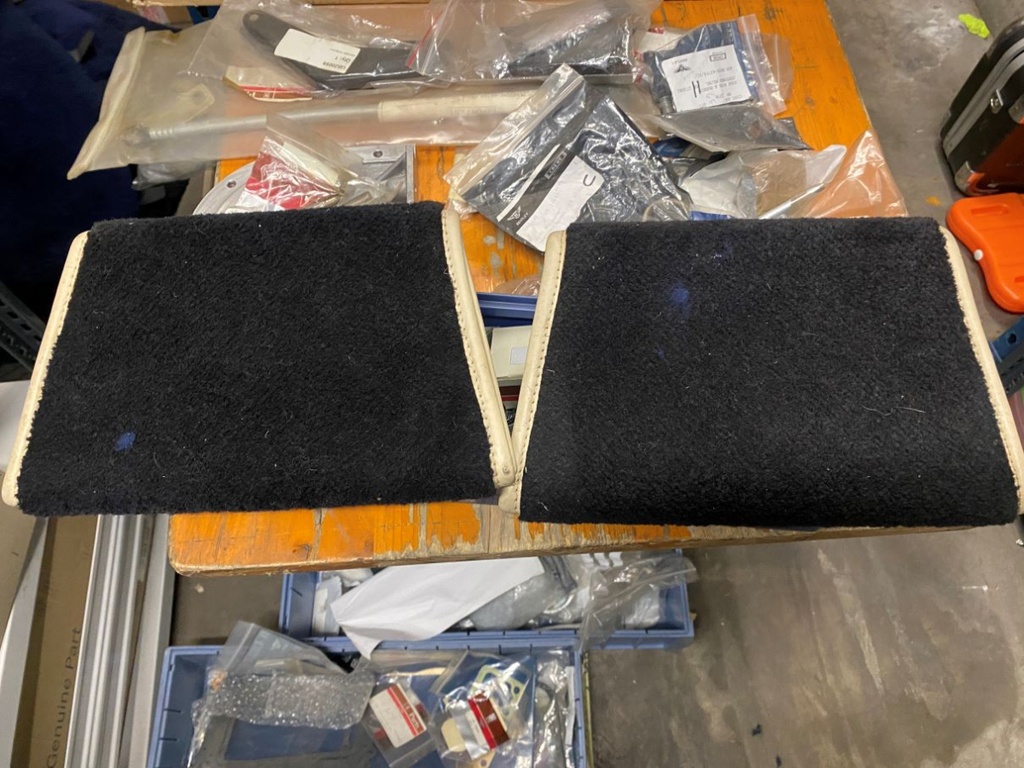 Repose pied noir pour l'arrière du véhicule