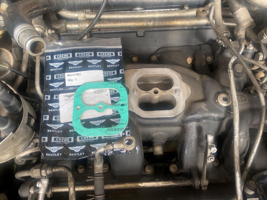 Joint épais entre la base des carburateurs et collecteur d'admission