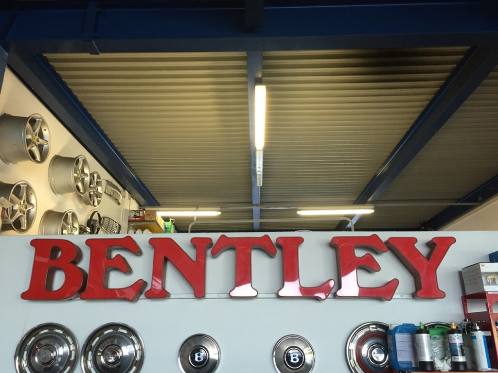 Importante Enseigne Lettrage Lumineuse Display emblem ORIGINAL H. : 71 cm. (28 in.), L. : 321 cm. (126 1/4 in.)