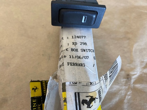 Interrupteur de déverrouillage de boîte à gants
