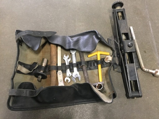 Trousse à outil d'origine + Cric 
