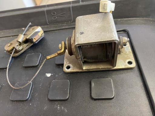 Dispositif d'ouverture du capot Av + Mécanisme de verrouillage 