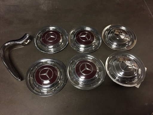 Ponton, enjoliveurs neufs chromés + angle de pare-chocs