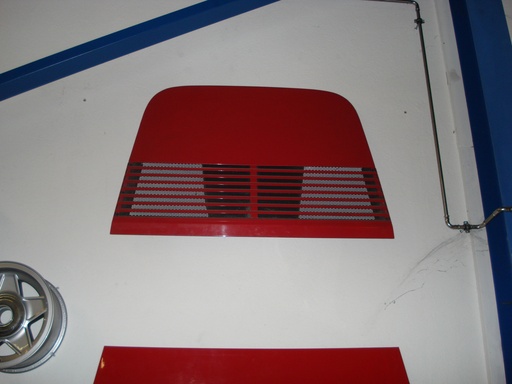  Capot moteur avec grille, loquet et goupille