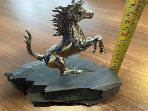  Cheval cabré patiné argent, socle pierre taillée