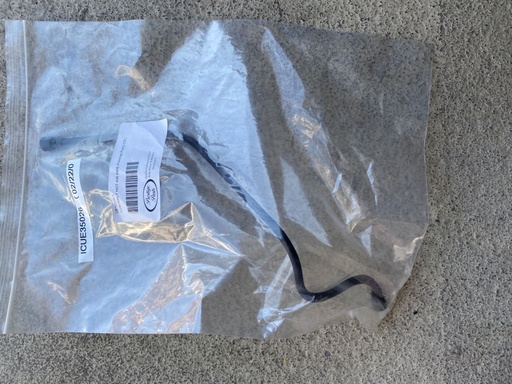 Le plus court des deux tuyaux d'étranglement fourni avec la gaine de protection qui l'entoure