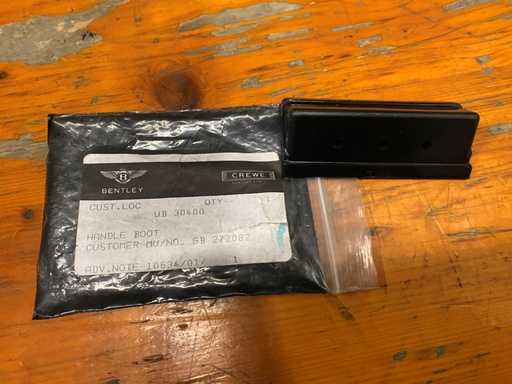 Poignée de traction en plastique noir pour ouvrir le couvercle du coffre. 