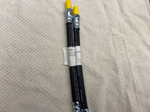 Flexibles en caoutchouc pour l'étrier arrière droit. 